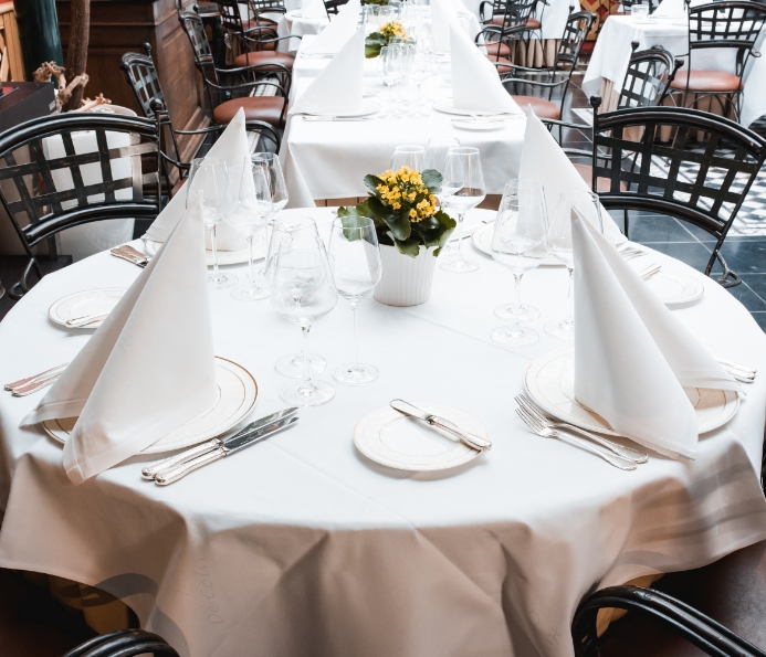 Een feestelijk gedekte tafel in Restaurant Huis De Colvenier in Antwerpen